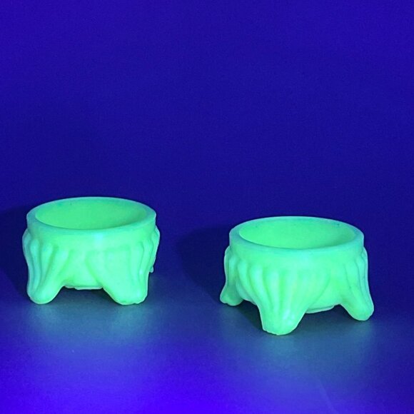 Vintage Custard Cream Uranium Vaseline Glass Salt Cellars Footed Glows Set Of 2 - Picture 5 of 9
